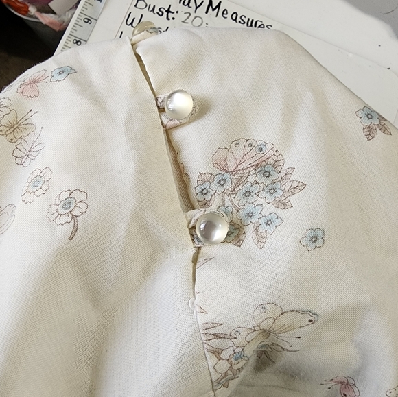 Vintage cottagecore white floral and butterfly print dress - Picture 2 of 8